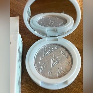 NWT Shimmering Eyeshadow by Kaleido Cosmetics New in the Box